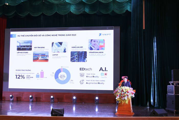 Ông Đỗ Đức Trung - Phó Giám đốc VNPT Thành phố Hồ Chí Minh trình bày Giải pháp VNPT góp phần đảm bảo an toàn thông tin cho ngành Giáo dục