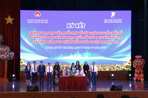 Ông Nguyễn Văn Hổ - Giám đốc VNPT Thành phố Hồ Chí Minh và Ông Nguyễn Văn Hiếu - Giám đốc Sở Giáo dục & Đào tạo Thành phố Hồ Chí Minh cùng trao biên bản Thỏa thuận hợp tác đã ký kết