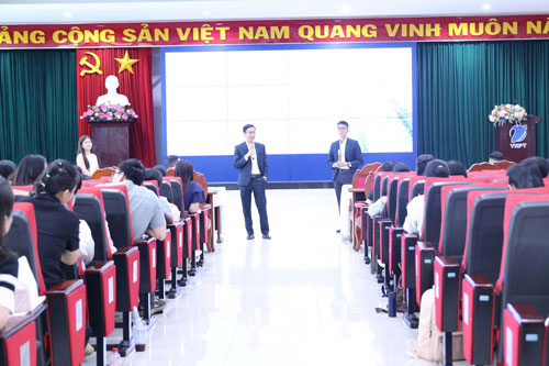 Đại diện VNPT TP. Hồ Chí Minh đã giới thiệu hệ sinh thái giải pháp nhân sự số toàn diện