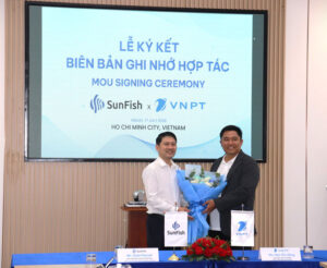 Tặng hoa lưu niệm hợp tác giữa VNPT và Sunfish Hr